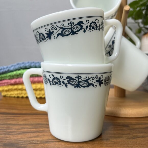 4 Pyrex Milk Glass Vintage Old Town Blue Onion 1410 Coffee Tea Cup Mugs Lot of 4 - Picture 4 of 13